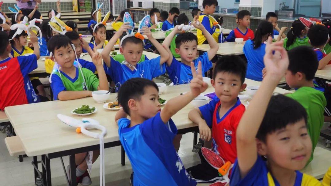 LS融合小学部一年级“乖乖小兔迎中秋”活动图片_2147483647