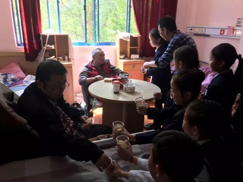 阳光下的微笑：学生会成员敬老院送关爱图片_2047