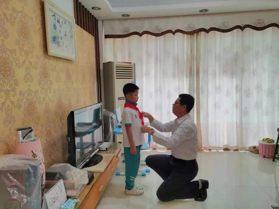 队旗飘飘,薪火相传——尚德小学部二年级入队仪式图片_63 队旗飘飘,薪火相传——尚德小学部二年级入队仪式图片_63
