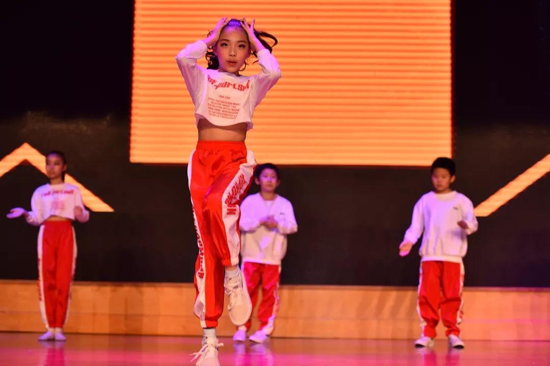 秀才艺,展童真,庆六一 Talent Show Brightens Our Childhood图片_2147483647 秀才艺,展童真,庆六一 Talent Show Brightens Our Childhood图片_2147483647