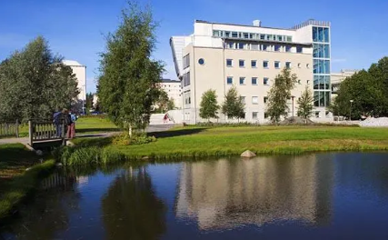 ​英国萨里大学世界排名怎么样？值得读吗？这可是拥有英国皇室颁发的电子工程皇家教授席位的大学哦内容图片_1