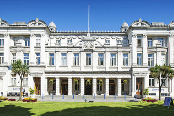 英国玛丽女王学院学费大概多少钱？值得去读吗？过来人告诉你拿到就是赚到内容图片_1