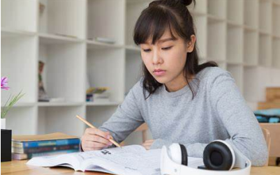 怎样进阶雅思阅读考试正确率 初学者要会看题目里的答案提示内容图片_1