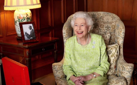 英国首次迎来女王白金禧年,纪念瓷器由利兹大学人设计内容图片_1