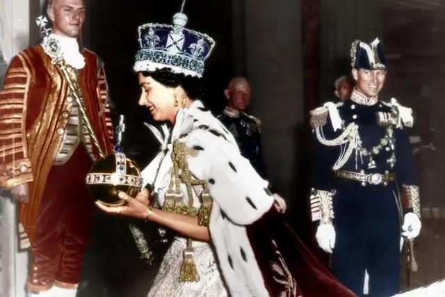 英国首次迎来女王白金禧年,纪念瓷器由利兹大学人设计内容图片_3