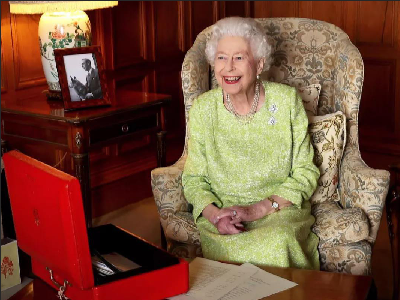 英国首次迎来女王白金禧年,纪念瓷器由利兹大学人设计